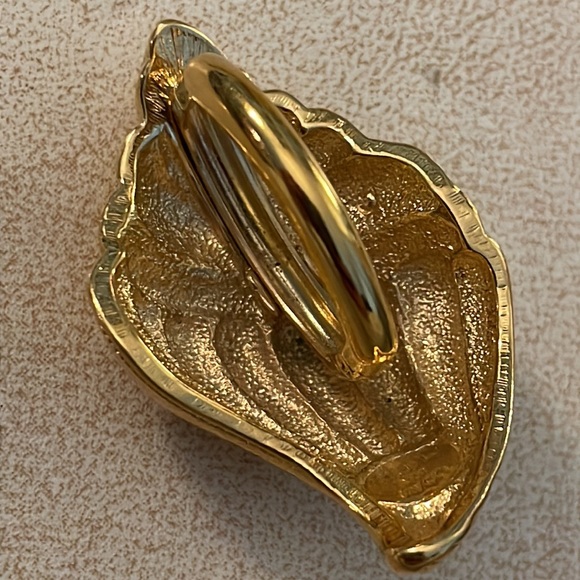 Vintage KJL For AVON Gold Tone Shell Scarf Clip - Picture 2 of 7